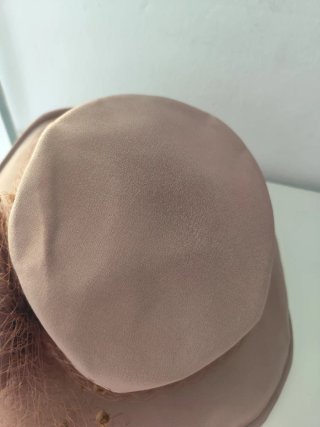 Sombrero de ala ancha con flor ,nude