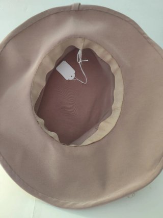 Sombrero de ala ancha con flor ,nude