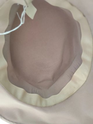 Sombrero de ala ancha con flor ,nude