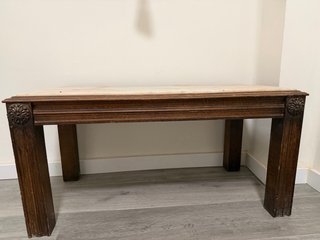 Mesita auxiliar de mármol y madera