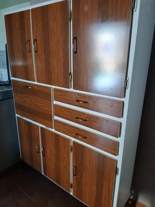 Antigua alacena de madera y metal