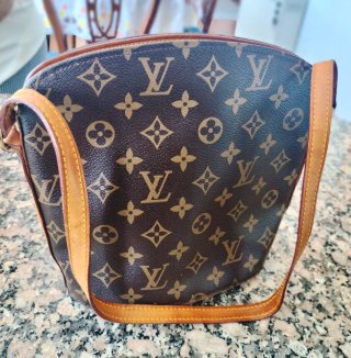 Bolso tipo bandolera.