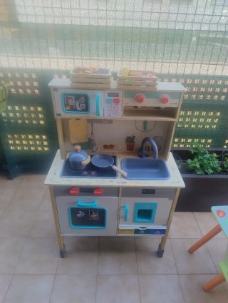 Cocinita de madera con accesorios