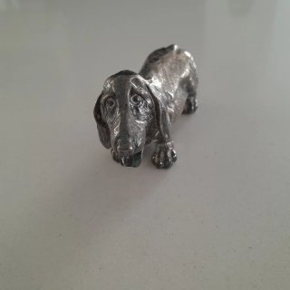 Figurita perro salchicha metal plata