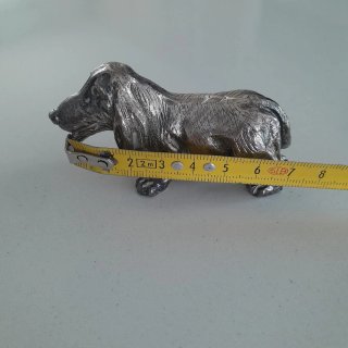 Figurita perro salchicha metal plata