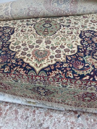 Alfombra de lana beige y verde.2.50 × 3.50