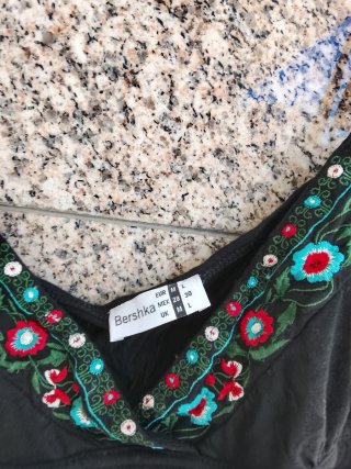Vestido Bershka negro bordado talla M