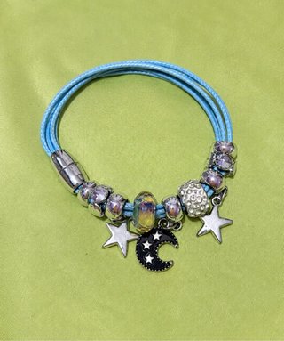 Pulsera azul con charms de luna y estrellas