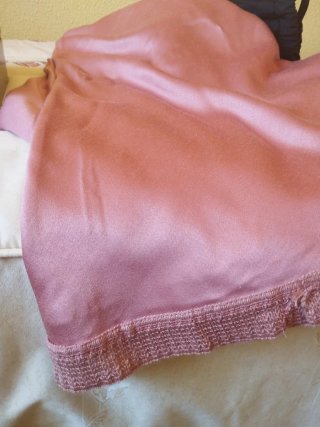 Mantel rosa satinado para mesa camilla