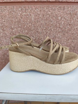 Sandalias cuña beige