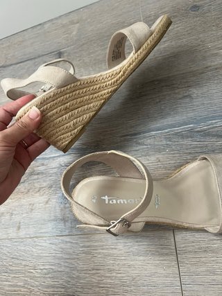 Sandalias cuña Tamaris beige talla 40