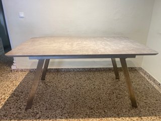 Mesa de comedor extensible beige y gris
