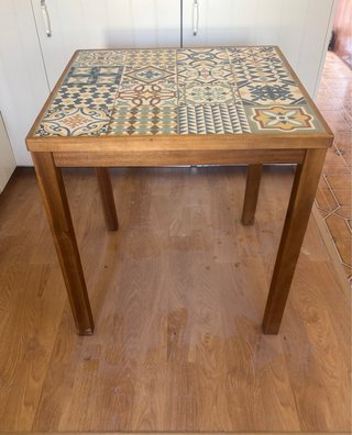 Mesa de madera con tablero de azulejos