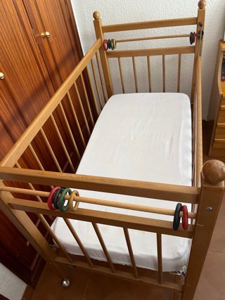 Cuna de madera infantil con ruedas. Colchon 115*60