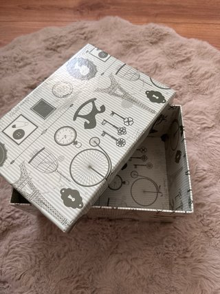Caja decorativa de cartón
