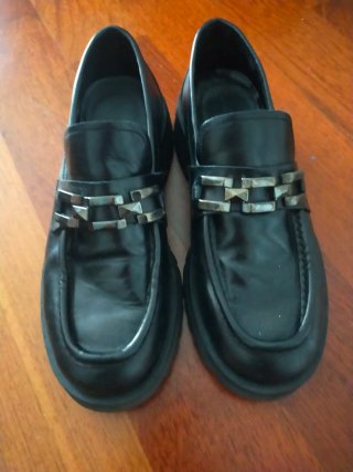Zapatos negros con cadena metálica