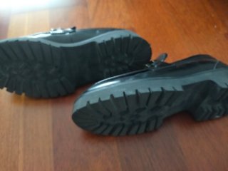 Zapatos negros con cadena metálica