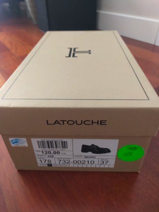 Zapatos negros con cadena metálica