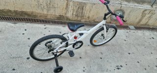 Bicicleta infantil blanca con ruedines