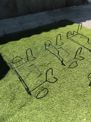 Enganches para plantas metálicos. Son 5.