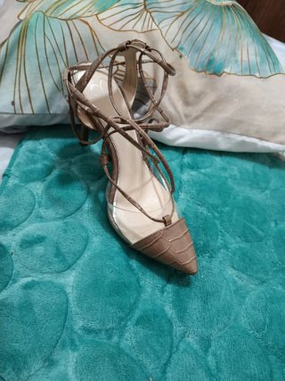 Zapatos de tacón beige con tiras transparentes
