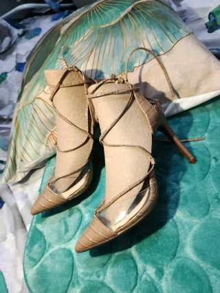 Zapatos de tacón beige con tiras transparentes