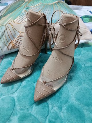 Zapatos de tacón beige con tiras transparentes