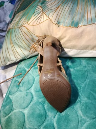 Zapatos de tacón beige con tiras transparentes