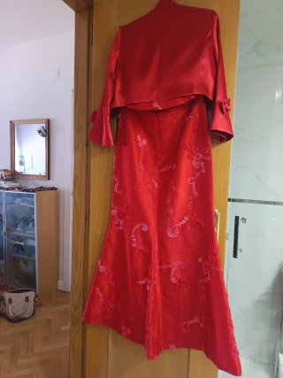 Vestido de fiesta rojo con chaqueta