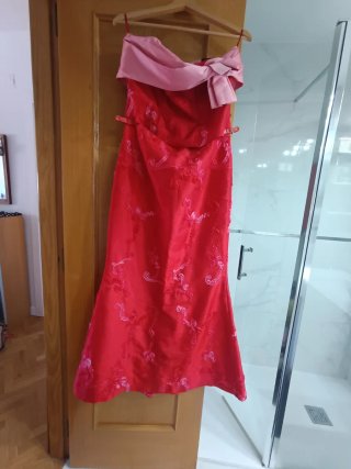 Vestido de fiesta rojo con chaqueta