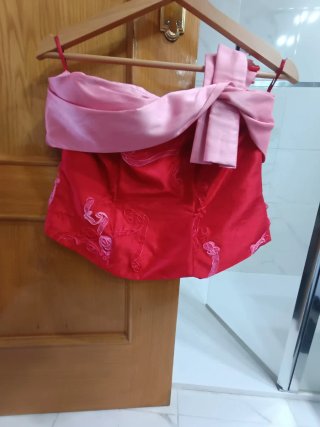 Vestido de fiesta rojo con chaqueta