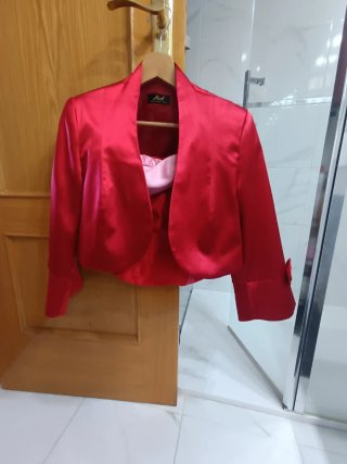 Vestido de fiesta rojo con chaqueta
