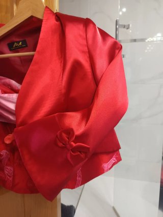 Vestido de fiesta rojo con chaqueta