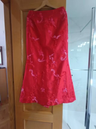 Vestido de fiesta rojo con chaqueta
