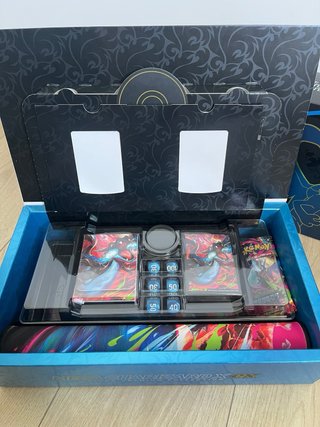 Colección Premium Pokémon: Eevee y Charizard