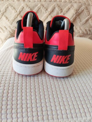 Nike Court Borough Negro y Rojo