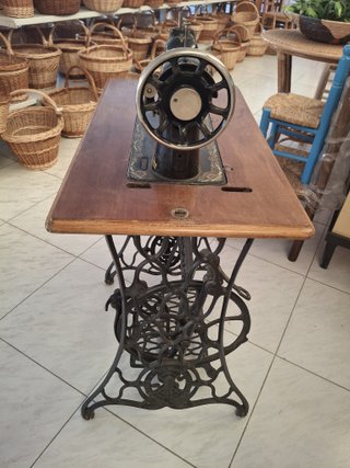 Máquina de coser Singer antigua con mueble