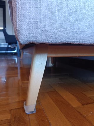Sofá de tela beige y madera