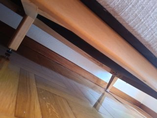 Sofá de tela beige y madera