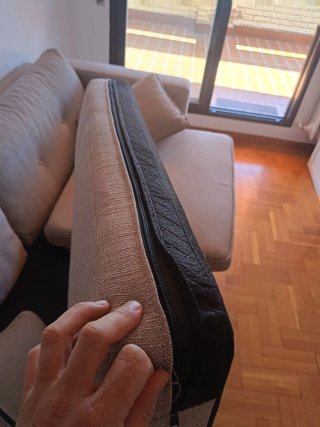 Sofá de tela beige y madera