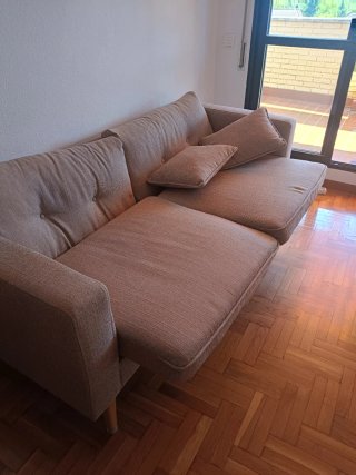Sofá de tela beige y madera