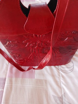 Bolso Artesanal Cuero Repujado Rojo