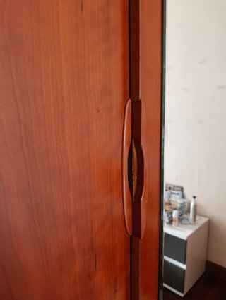 Armario de roble con puertas de espejo