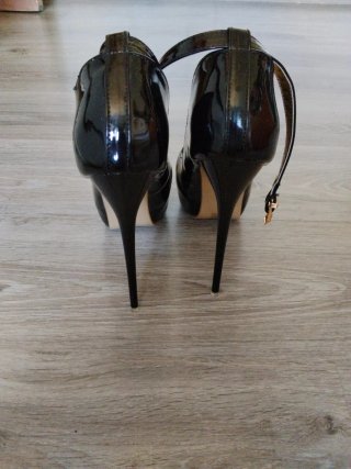 Tacones negros  y dorados de charol talla 44