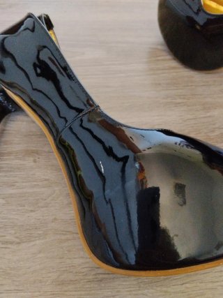 Tacones negros  y dorados de charol talla 44