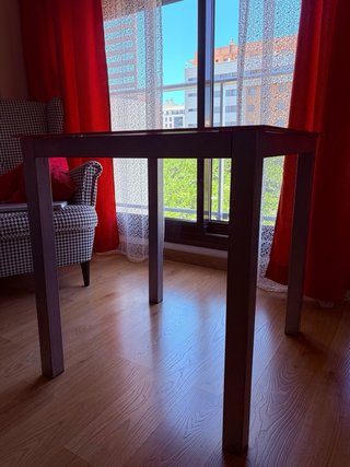 Mesa cristal roja y 2 sillas blancas