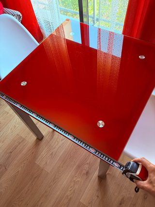 Mesa cristal roja y 2 sillas blancas