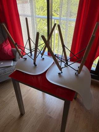 Mesa cristal roja y 2 sillas blancas