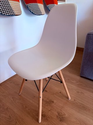 Mesa cristal roja y 2 sillas blancas