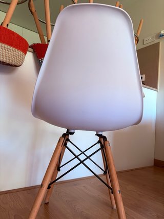 Mesa cristal roja y 2 sillas blancas